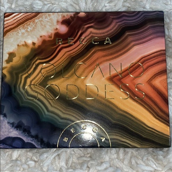 SOLD BECCA Volcano goddess large pallet - Picture 5 of 8